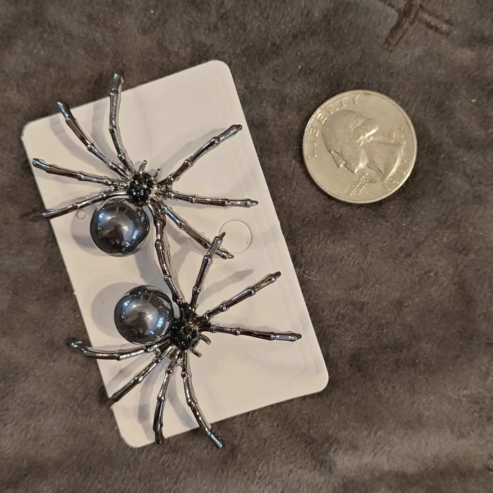 NWOT Spider earrings